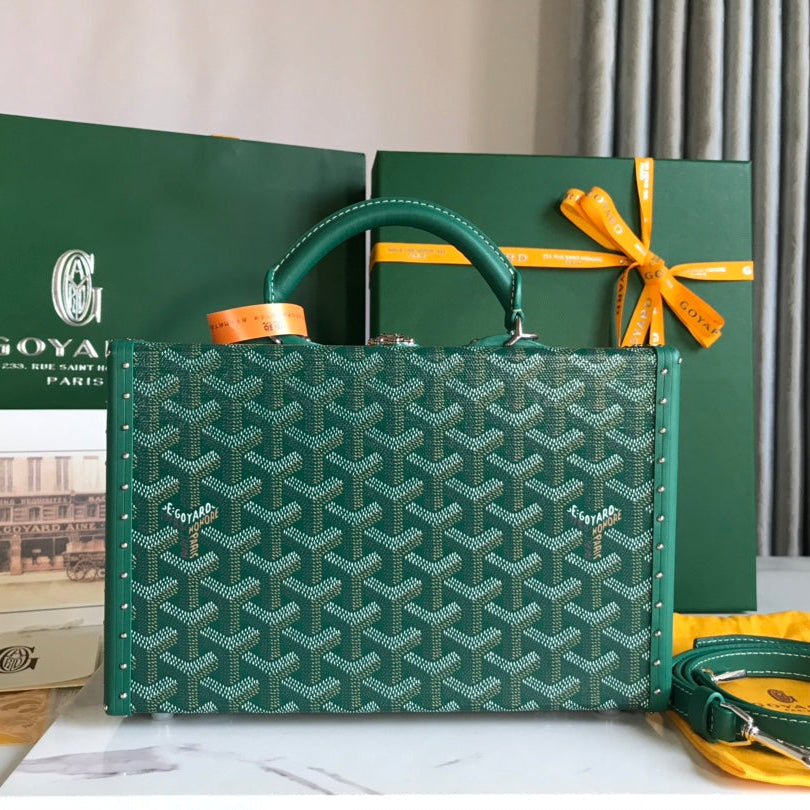 GRAND HÔTEL TRUNK BAG 24 IN GREEN GOYARDINE CANVAS AND CALFSKIN