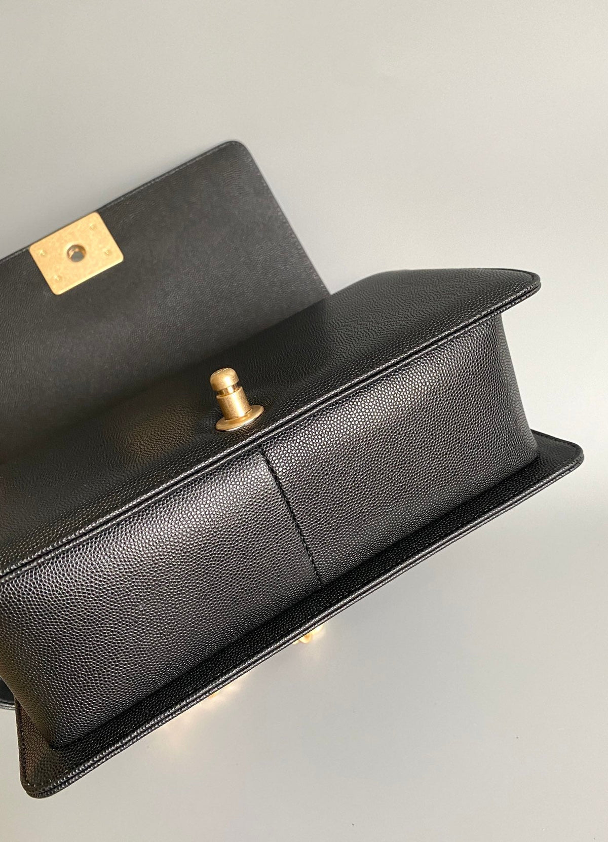 CHANEL MEDIUM 25 BOY BAG IN BLACK LAMBSKIN GOLD HARDWARE