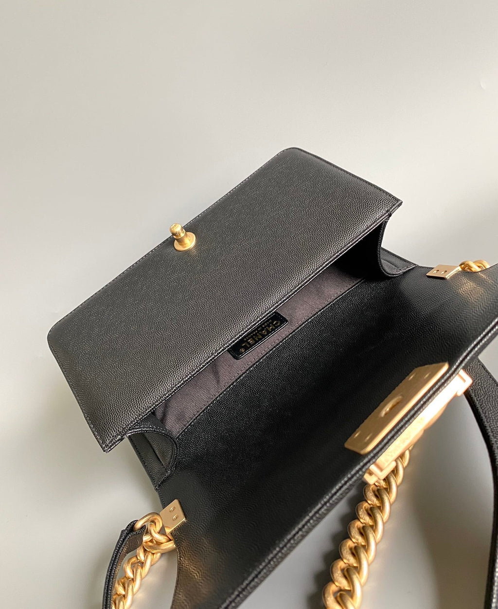 CHANEL MEDIUM 25 BOY BAG IN BLACK LAMBSKIN GOLD HARDWARE