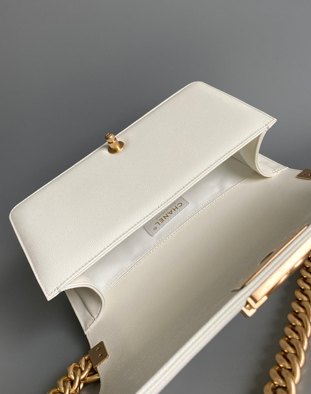 CHANEL MEDIUM 25 BOY BAG IN WHITE LAMBSKIN GOLD HARDWARE