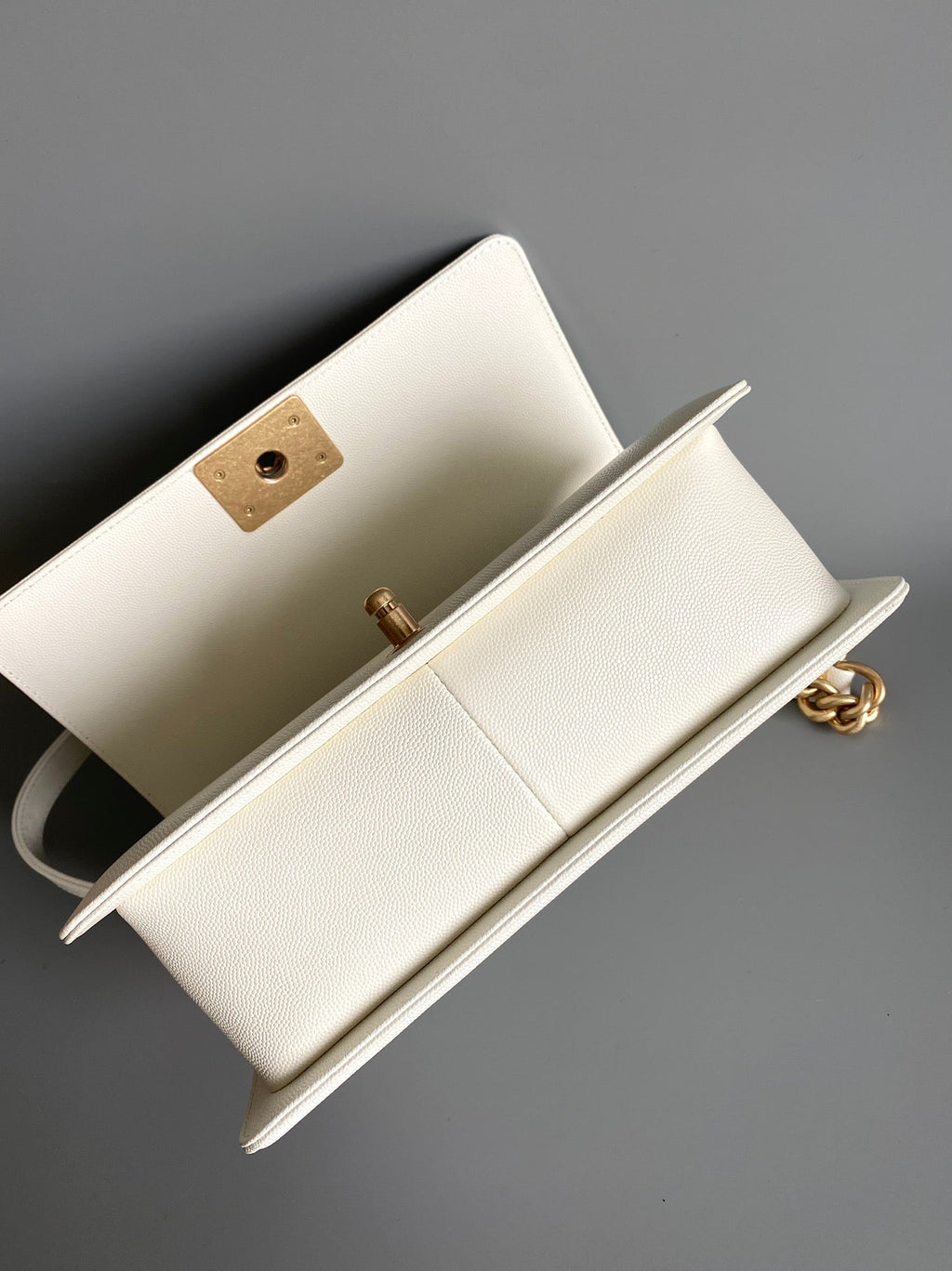 CHANEL MEDIUM 25 BOY BAG IN WHITE LAMBSKIN GOLD HARDWARE