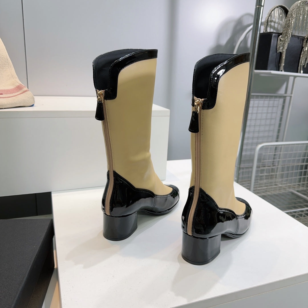 CHANEL SHORT BOOTS 25S 45 MM IN BEIGE AND BLACK LAMBSKIN