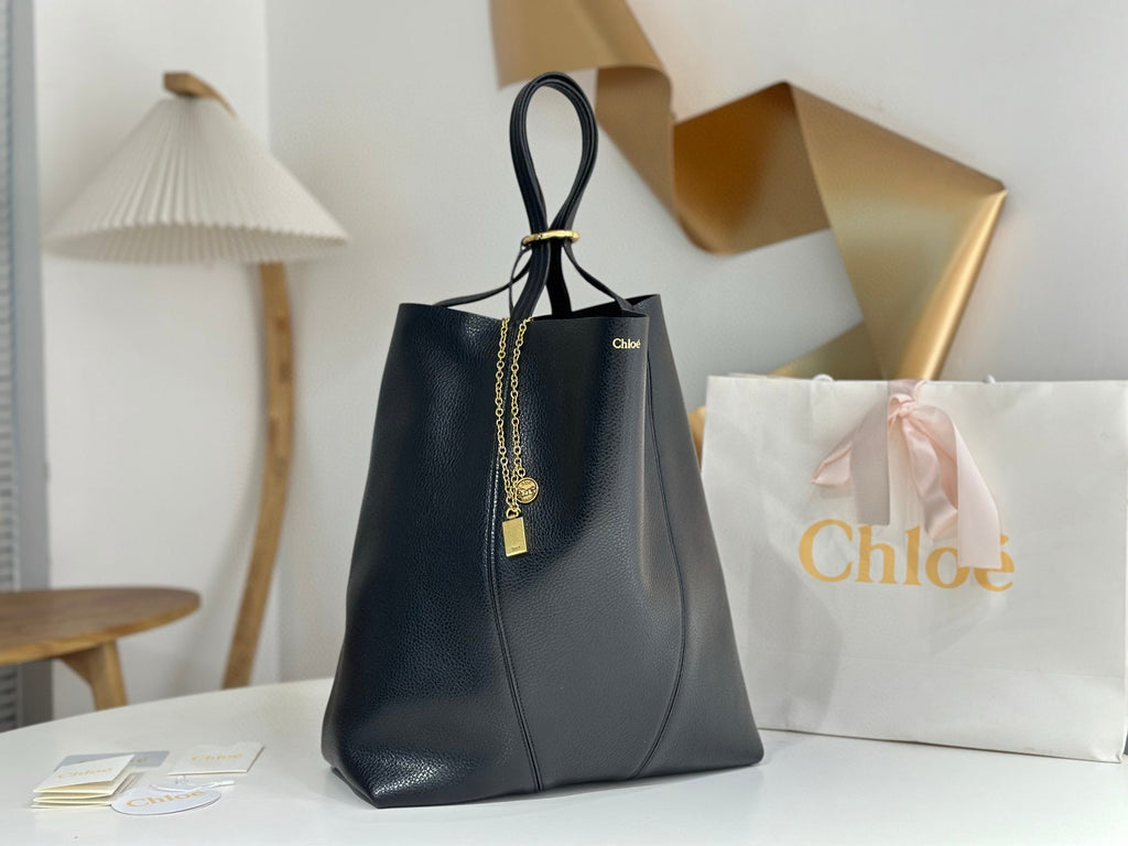Chlo Spin tote bag in black grained leather