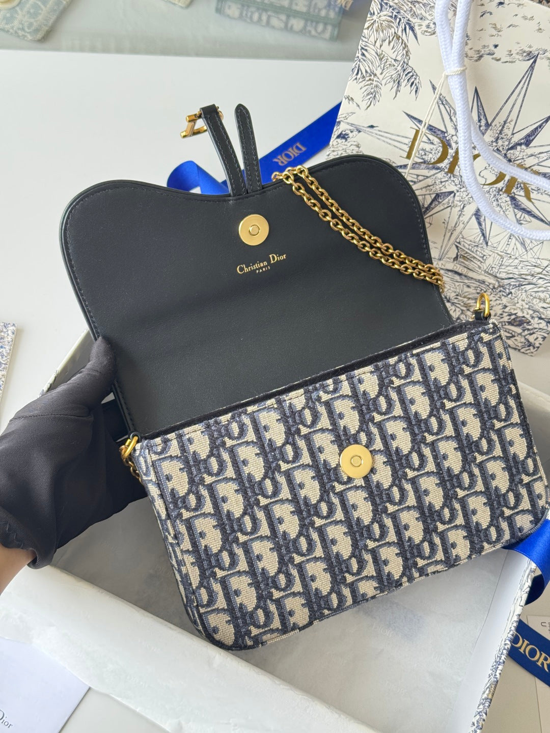 DIOR 25S MEDIUM SADDLE POUCH WITH CHAIN 21 IN BLUE BLACK DIOR OBLIQUE JACQUARD CANVAS AND CALFSKIN