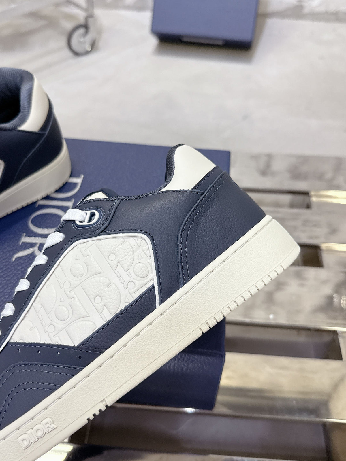 DIOR 25S B27 UPTOWN LOW-TOP SNEAKERS IN DARK BLUE MIX CREAM WHITE CALFSKIN STYLE 3