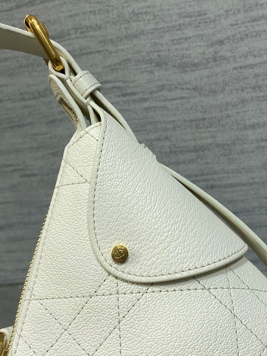 DIOR 25S SMALL VOYAGE BAG 23 IN IVORY FLAT MACROCANNAGE GRAINED CALFSKIN