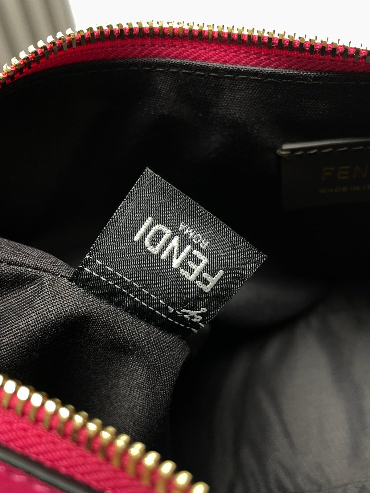 FENDIGRAPHY MEDIUM 29 IN BRIGHT PINK SMOOTH LAMBSKIN GOLD HARDWARE
