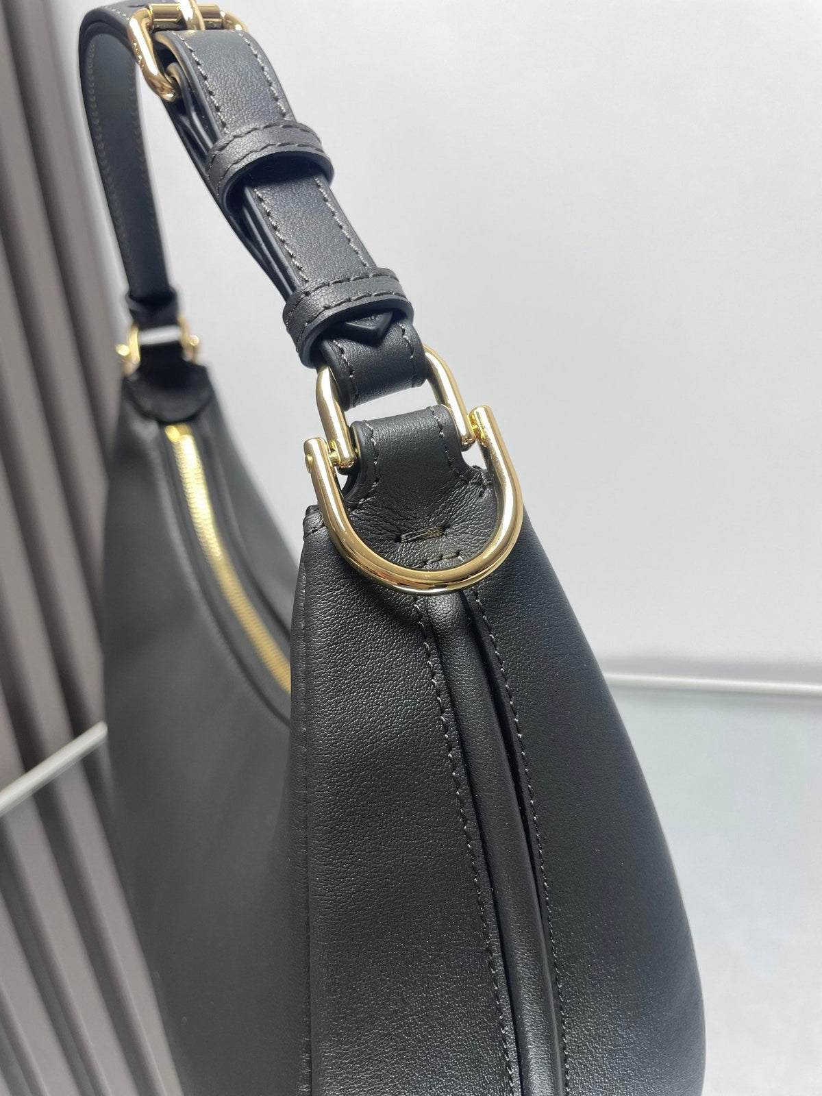 FENDIGRAPHY MEDIUM 29 IN BLACK SMOOTH LAMBSKIN GOLD HARDWARE