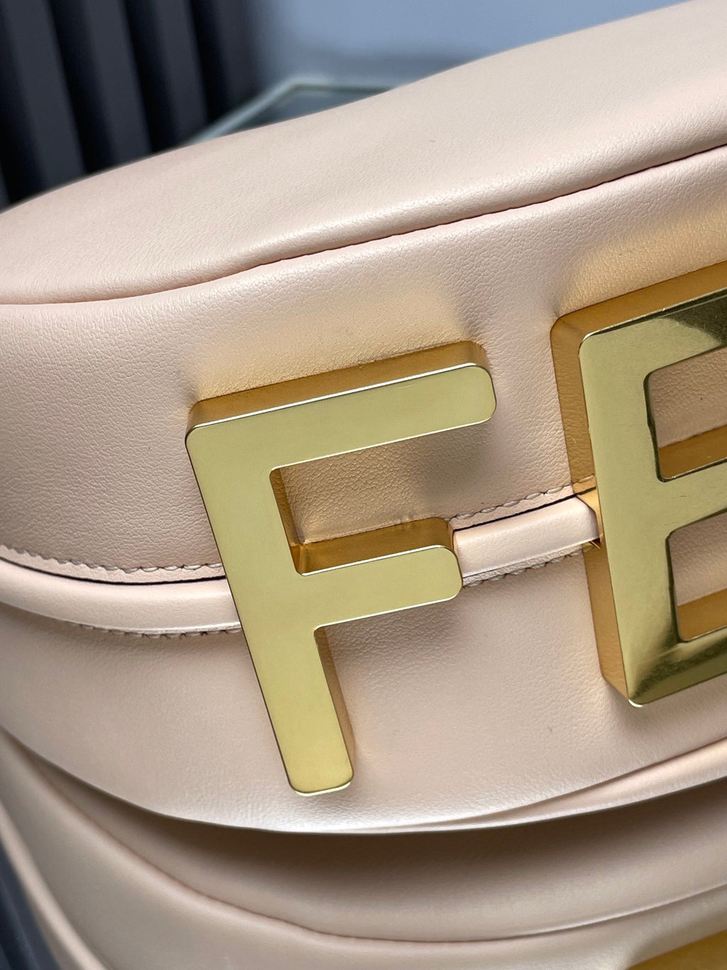 FENDIGRAPHY MEDIUM 29 IN BISQUE SMOOTH LAMBSKIN GOLD HARDWARE