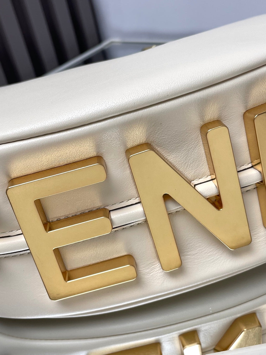 FENDIGRAPHY MEDIUM 29 IN WHITE SMOOTH LAMBSKIN GOLD HARDWARE