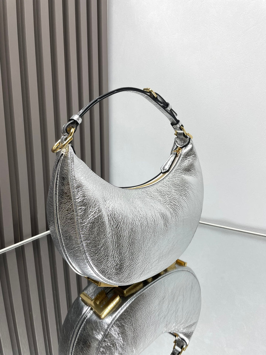 FENDIGRAPHY MEDIUM 29 IN SILVER METALLIC SMOOTH LAMBSKIN GOLD HARDWARE