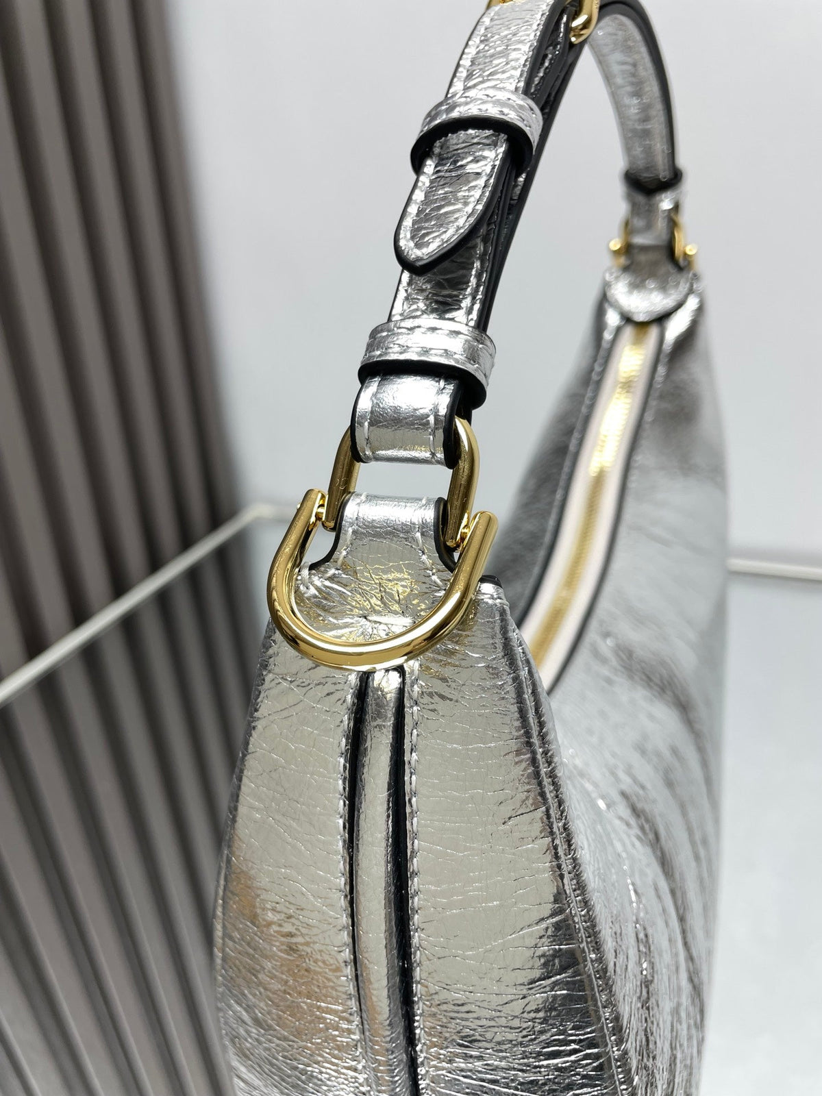 FENDIGRAPHY MEDIUM 29 IN SILVER METALLIC SMOOTH LAMBSKIN GOLD HARDWARE