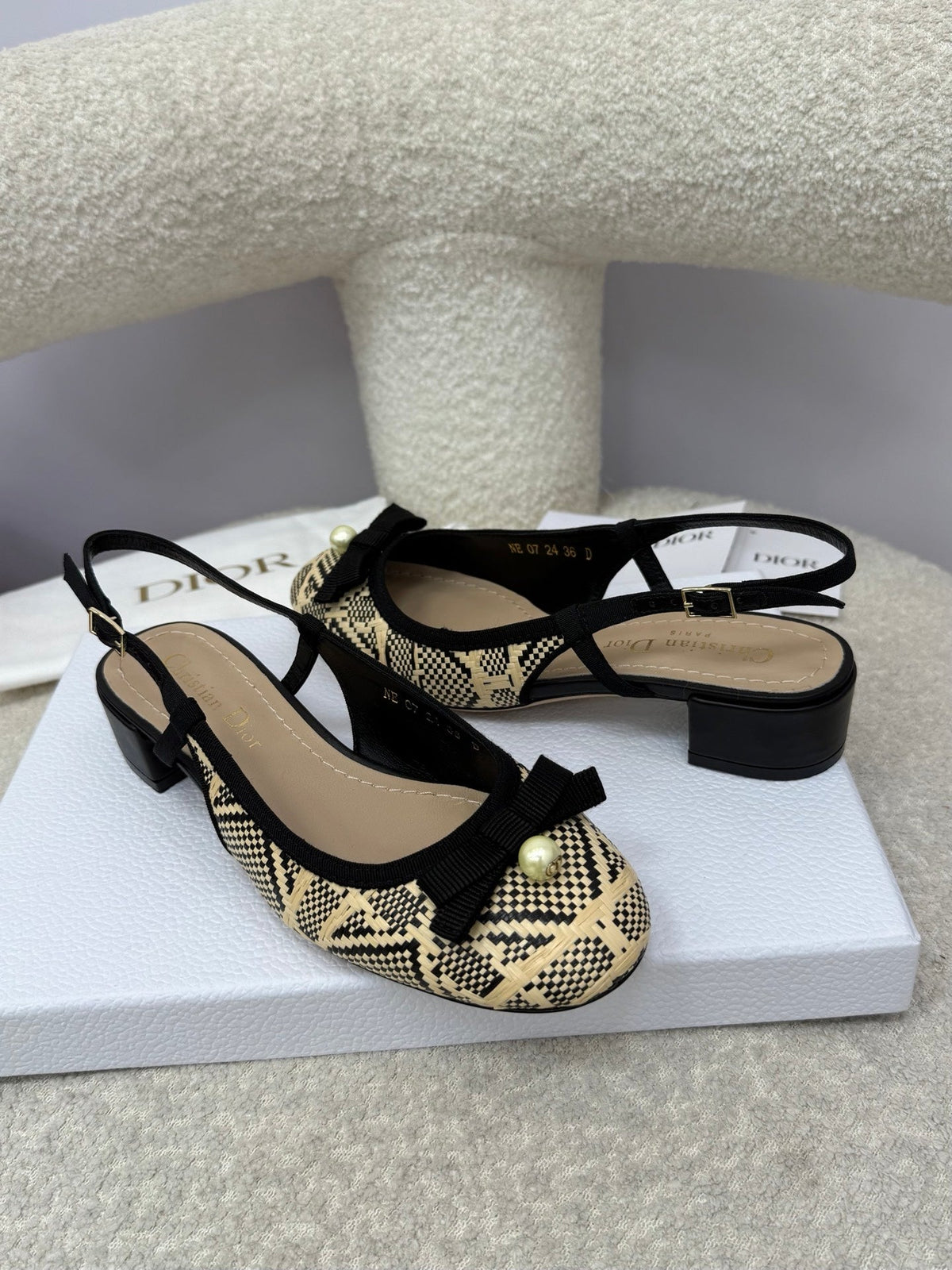 DIOR HIGH SLINGBACK 30 MM 25S IN BLACK AND BEIGE RAFFIA WITH PEARL