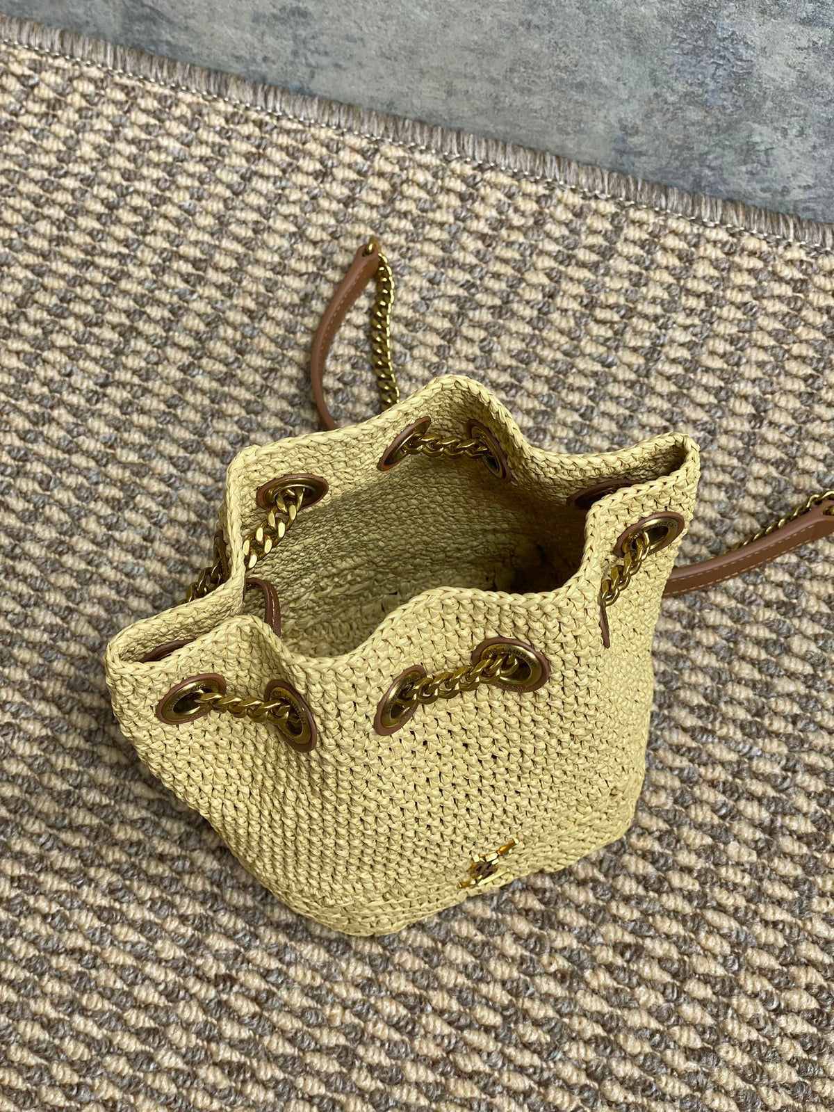 DRAWSTRING BUCKET BAG 19 IN BEIGE WOVEN RAFFIA AND CALFSKIN
