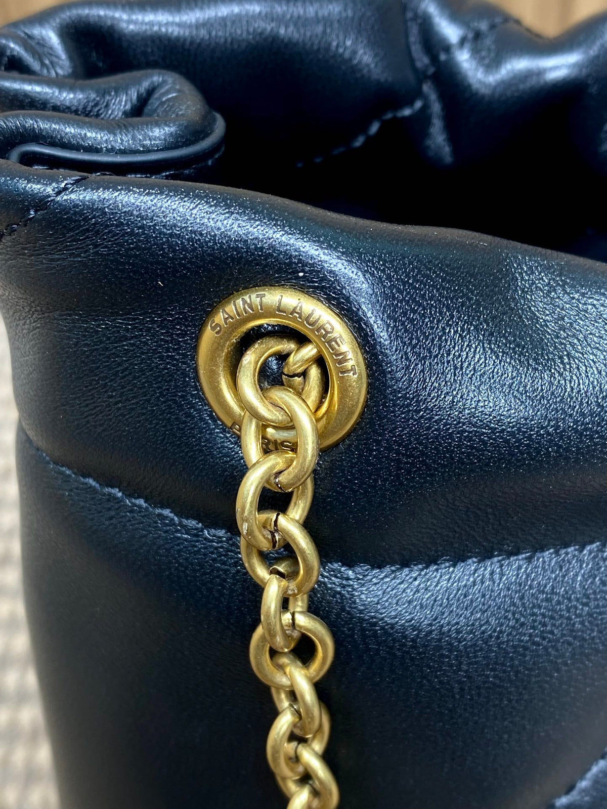 DRAWSTRING CHAIN STRAP SHOULDER BAG 39 IN NAVY BLUE QUILTED CALFSKIN