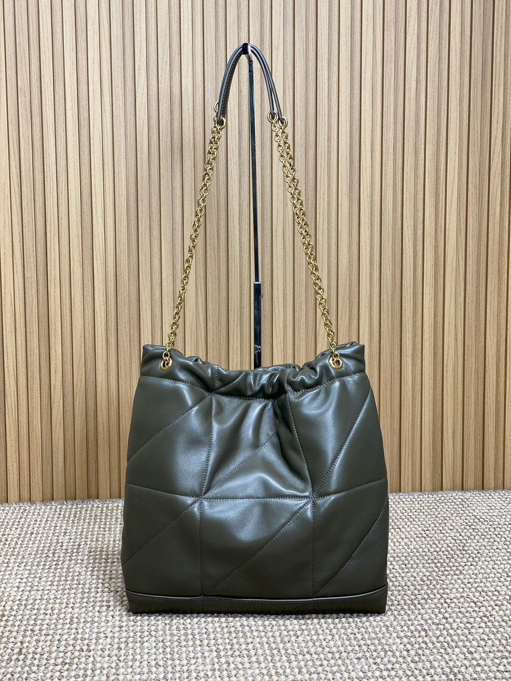 DRAWSTRING CHAIN STRAP SHOULDER BAG 39 IN DARK GREEN QUILTED CALFSKIN