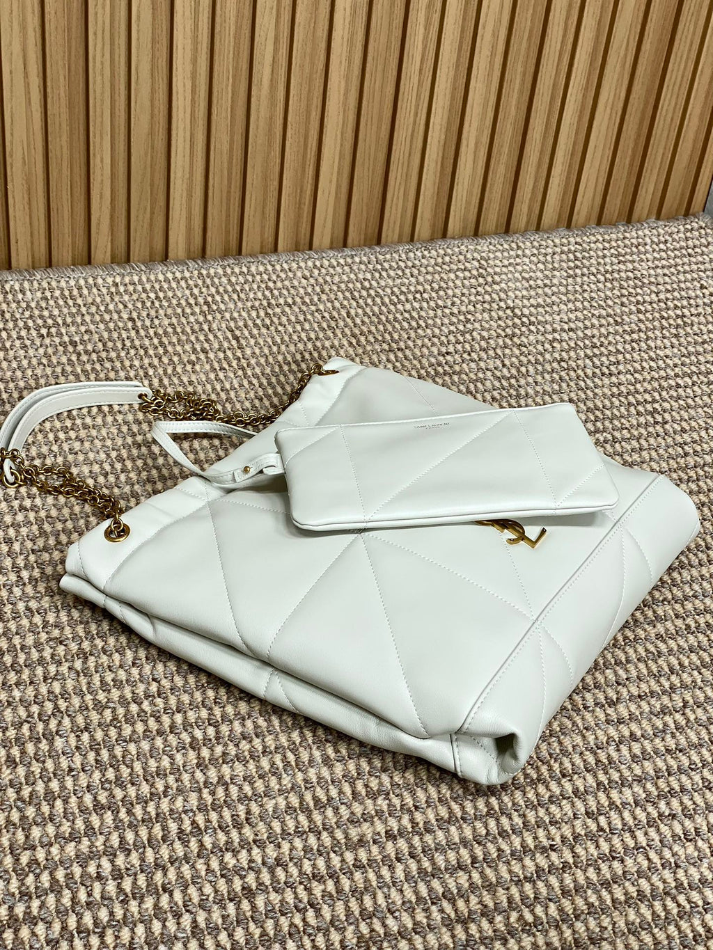 DRAWSTRING CHAIN STRAP SHOULDER BAG 39 IN WHITE QUILTED CALFSKIN