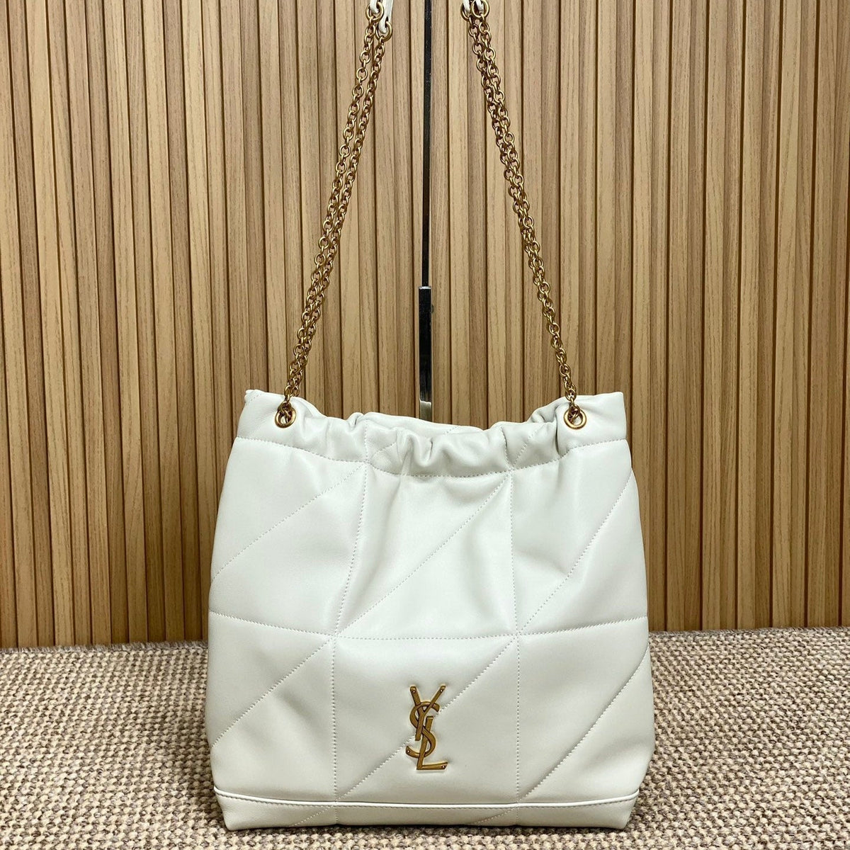 DRAWSTRING CHAIN STRAP SHOULDER BAG 39 IN WHITE QUILTED CALFSKIN
