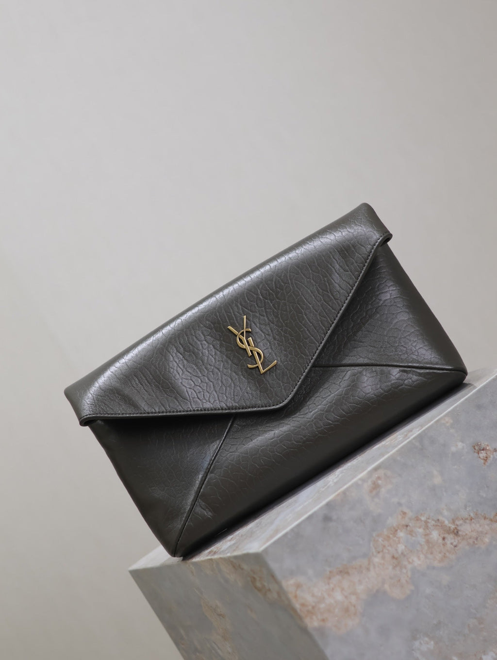 ENVELOPE CLUTCH 29 IN KOMBU GREEN LAMBSKIN COPPER LOGO
